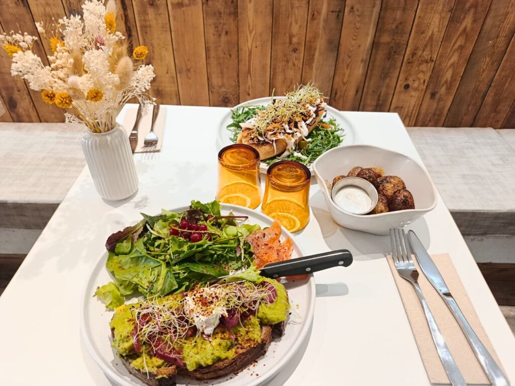 Maison Nosh à Marseille est une cantine-café gourmande et lumineuse où l'on vient, du petit déjeuner au goûter, se délecter d'assiettes bien faites (table)