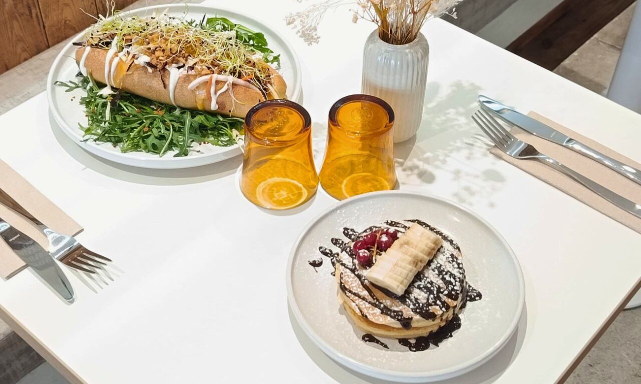 Maison Nosh à Marseille est une cantine-café gourmande et lumineuse où l'on vient, du petit déjeuner au goûter, se délecter d'assiettes bien faites (zoom plats)