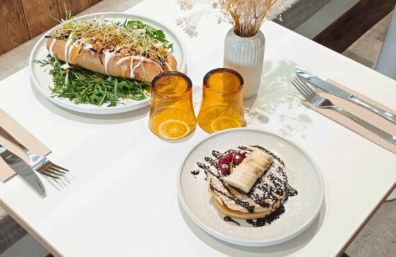 Maison Nosh à Marseille est une cantine-café gourmande et lumineuse où l'on vient, du petit déjeuner au goûter, se délecter d'assiettes bien faites (zoom plats)