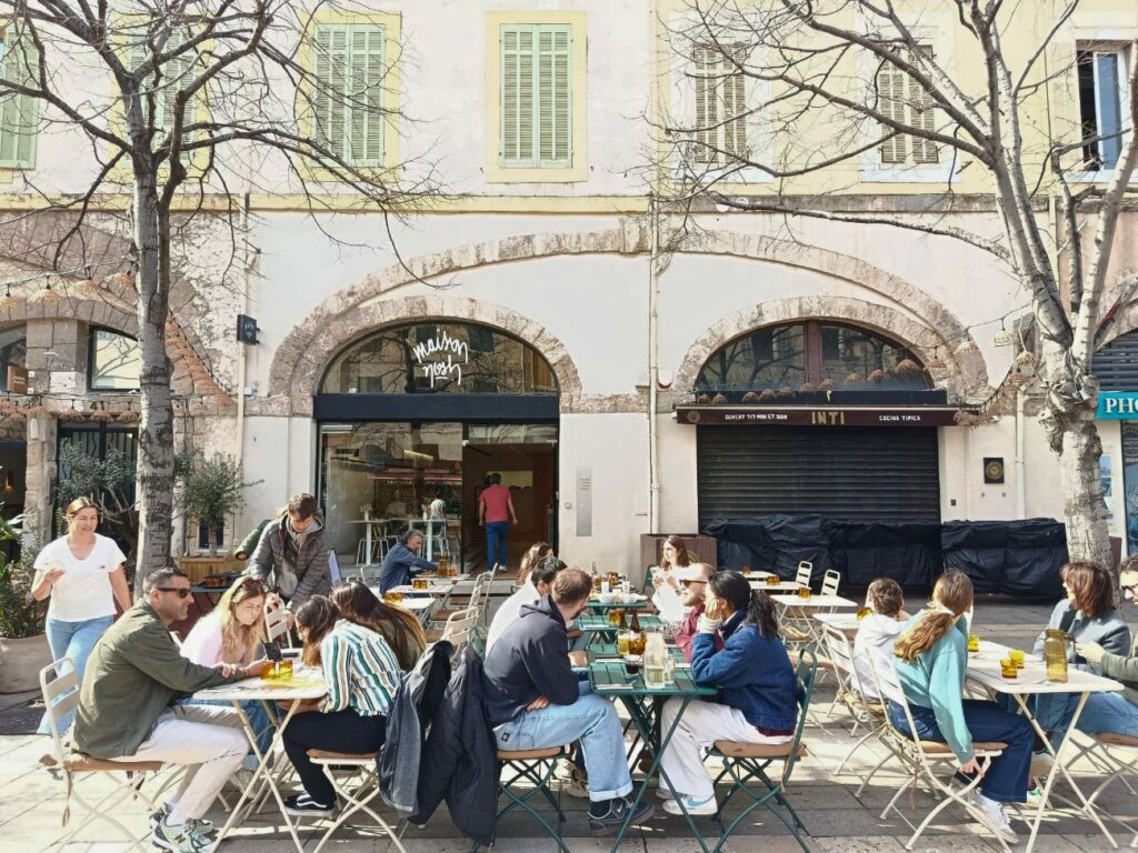 Maison Nosh à Marseille est une cantine-café gourmande et lumineuse où l'on vient, du petit déjeuner au goûter, se délecter d'assiettes bien faites (terrasse)