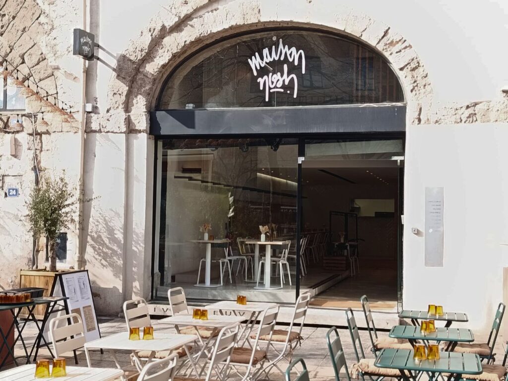 Maison Nosh à Marseille est une cantine-café gourmande et lumineuse où l'on vient, du petit déjeuner au goûter, se délecter d'assiettes bien faites (devanture)