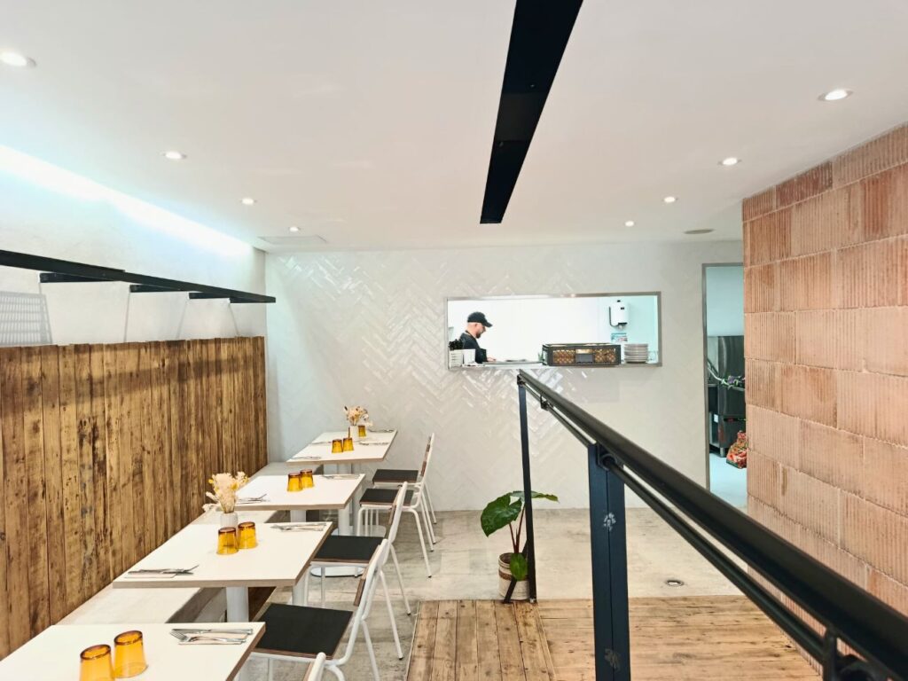 Maison Nosh à Marseille est une cantine-café gourmande et lumineuse où l'on vient, du petit déjeuner au goûter, se délecter d'assiettes bien faites (vue cuisine)