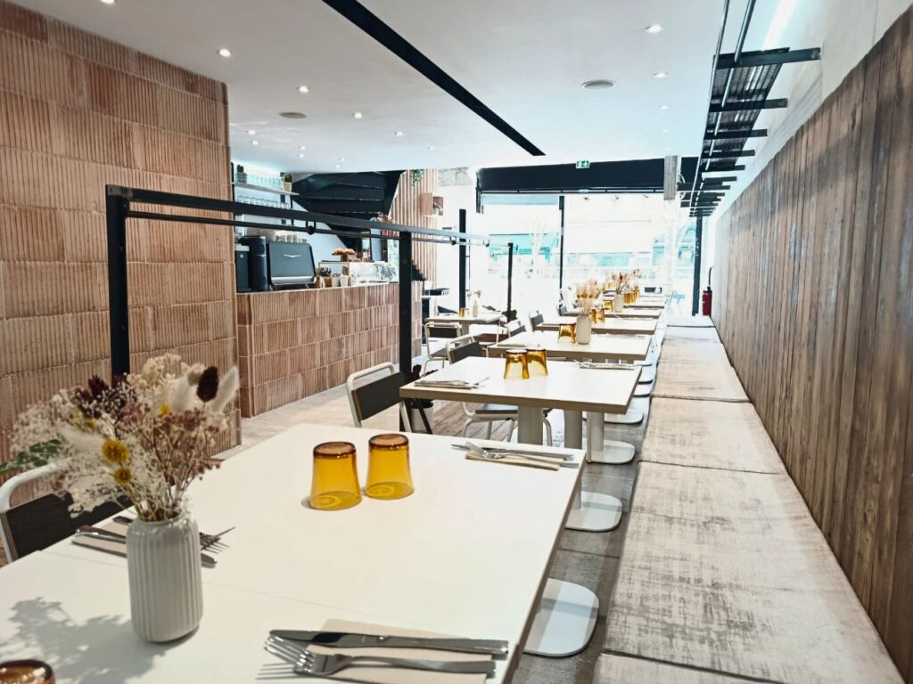 Maison Nosh à Marseille est une cantine-café gourmande et lumineuse où l'on vient, du petit déjeuner au goûter, se délecter d'assiettes bien faites (intérieur)