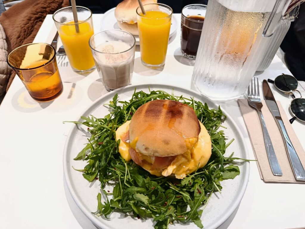 Maison Nosh à Marseille est une cantine-café gourmande et lumineuse où l'on vient, du petit déjeuner au goûter, se délecter d'assiettes bien faites (table 2)