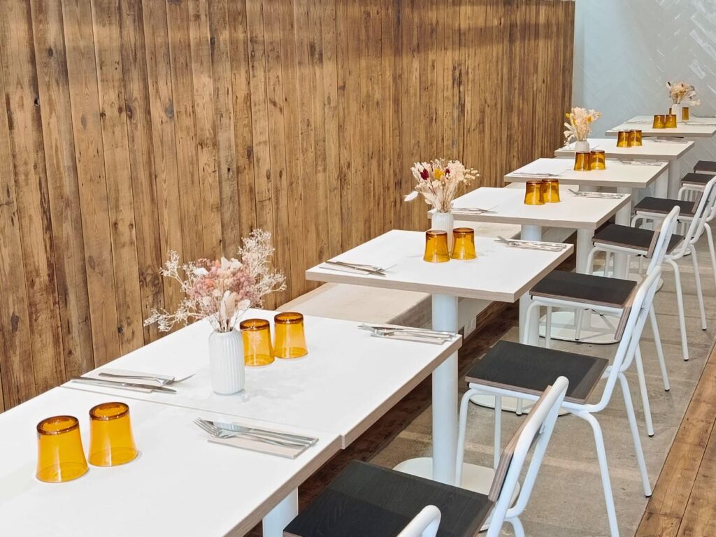Maison Nosh à Marseille est une cantine-café gourmande et lumineuse où l'on vient, du petit déjeuner au goûter, se délecter d'assiettes bien faites (banquette)