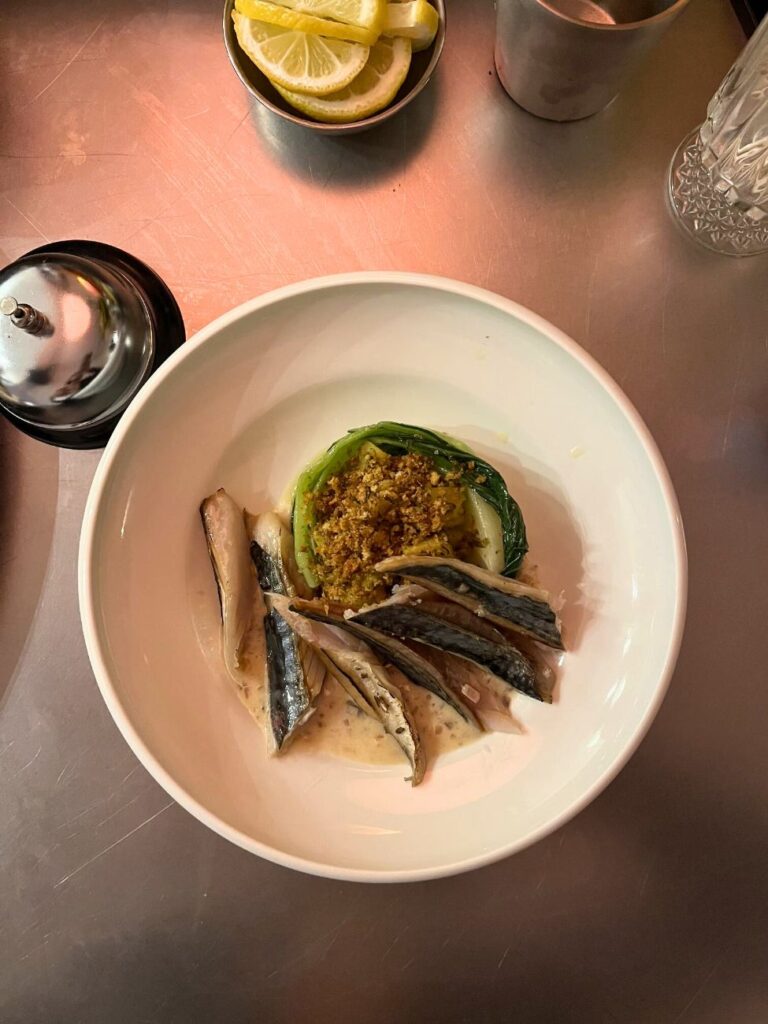 Solstice est un bar-restaurant audophile, nouveau repaire festif et solaire, situé quartier des Antiquaires (assiette)