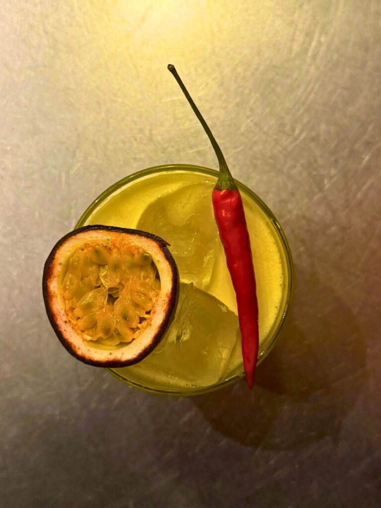 Solstice est un bar-restaurant audophile, nouveau repaire festif et solaire, situé quartier des Antiquaires (cocktail)