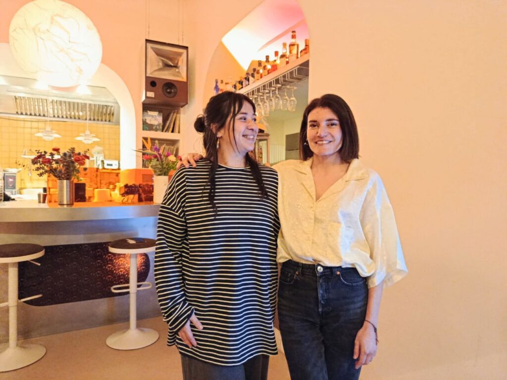 Solstice est un bar-restaurant audophile, nouveau repaire festif et solaire, situé quartier des Antiquaires (gérantes)