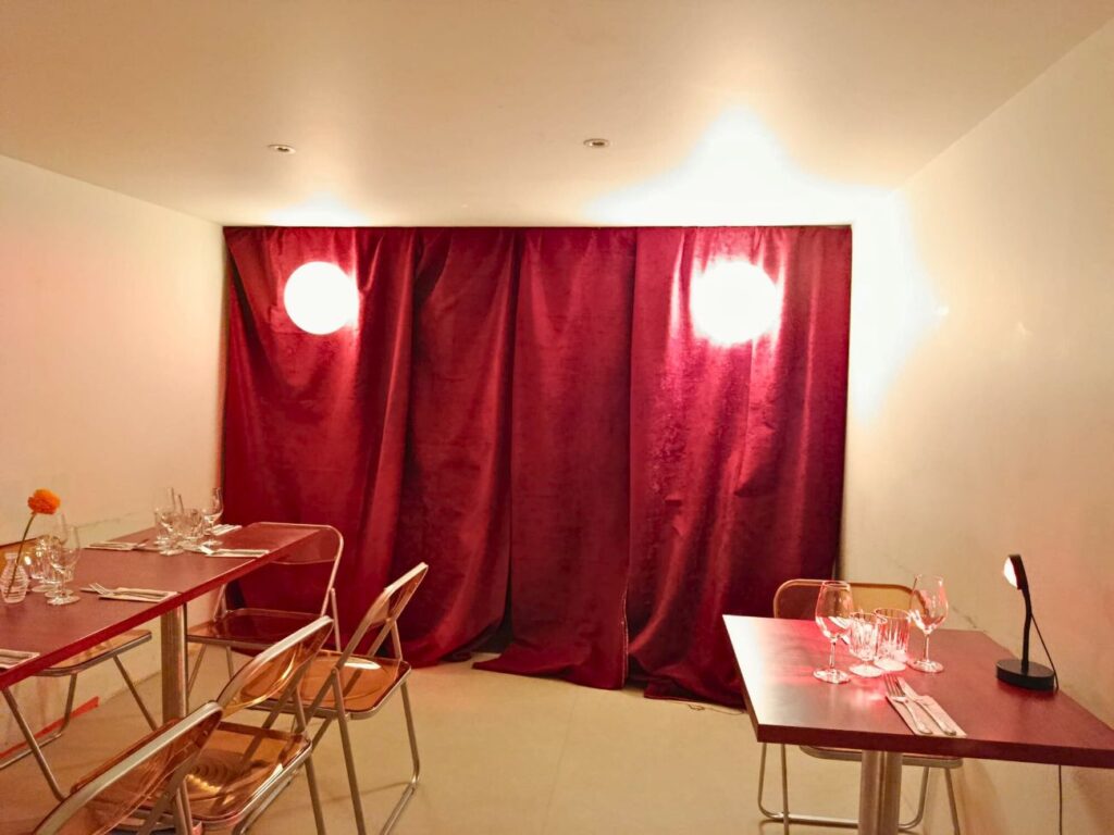 Solstice est un bar-restaurant audophile, nouveau repaire festif et solaire, situé quartier des Antiquaires (rideau rouge)