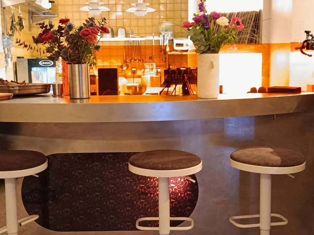 Solstice est un bar-restaurant audophile, nouveau repaire festif et solaire, situé quartier des Antiquaires (bar zoom)