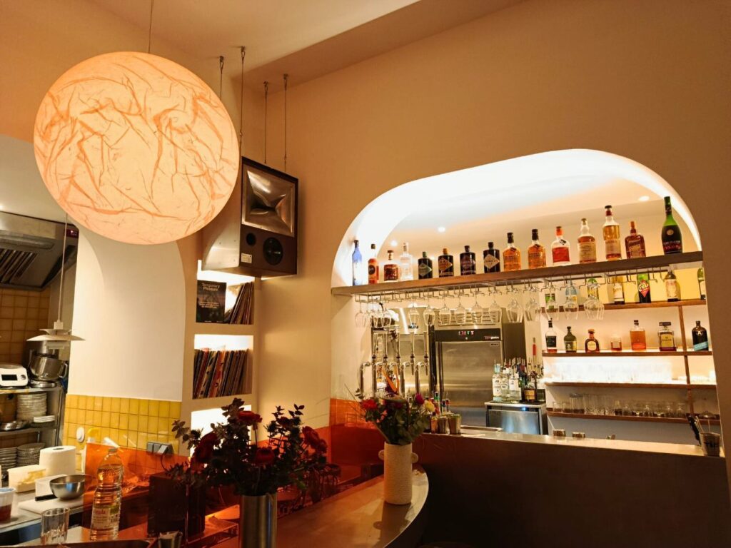 Solstice est un bar-restaurant audophile, nouveau repaire festif et solaire, situé quartier des Antiquaires (bar)