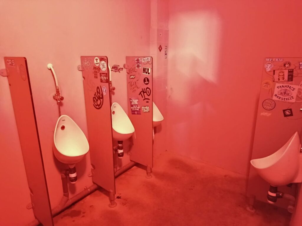 À la Belle de Mai, au sein de l'espace Vieux Métaux, Unité 22 est le nouveau spot cubbing alternatif de Marseille. Entre programmation pointue, dancefloor libre et ambiance safe, ce lieu redessine la nuit (toilettes)