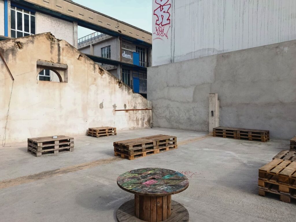 À la Belle de Mai, au sein de l'espace Vieux Métaux, Unité 22 est le nouveau spot cubbing alternatif de Marseille. Entre programmation pointue, dancefloor libre et ambiance safe, ce lieu redessine la nuit (terrasse)