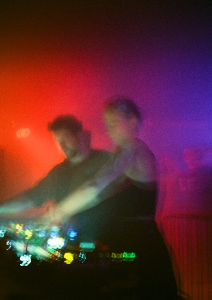 À la Belle de Mai, au sein de l'espace Vieux Métaux, Unité 22 est le nouveau spot cubbing alternatif de Marseille. Entre programmation pointue, dancefloor libre et ambiance safe, ce lieu redessine la nuit (Violaine et Mathieu)