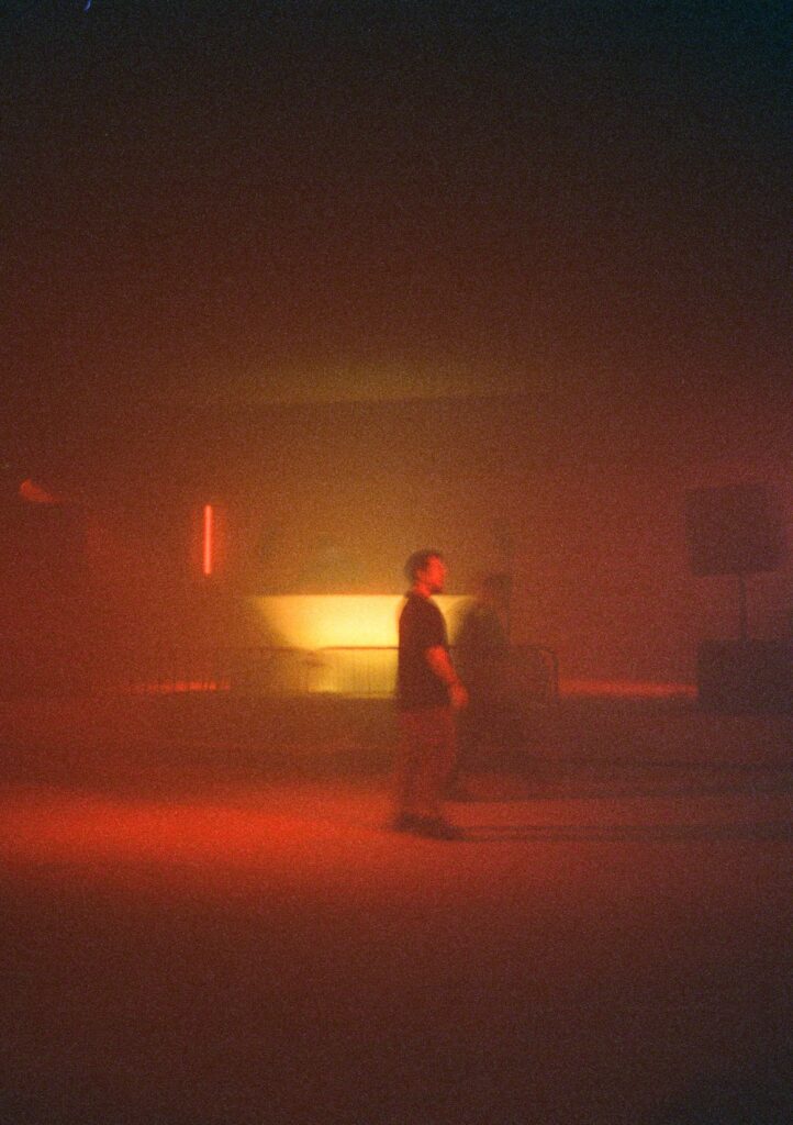 À la Belle de Mai, au sein de l'espace Vieux Métaux, Unité 22 est le nouveau spot cubbing alternatif de Marseille. Entre programmation pointue, dancefloor libre et ambiance safe, ce lieu redessine la nuit (ambiance)