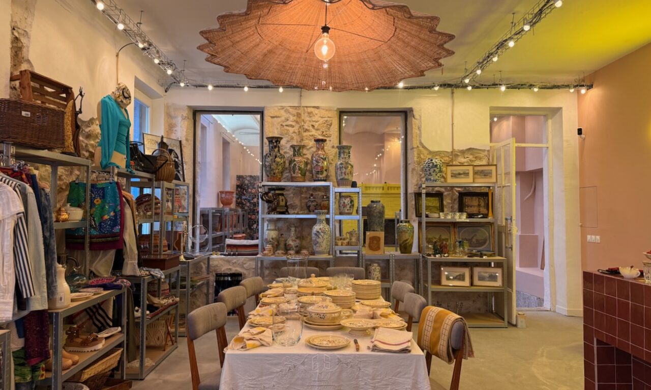 À Marseille, Broc & Echoppe réinvente la brocante : échoppes à louer, pépites vintage à chiner et bientôt ateliers floraux et dîners immersifs. (intérieur)