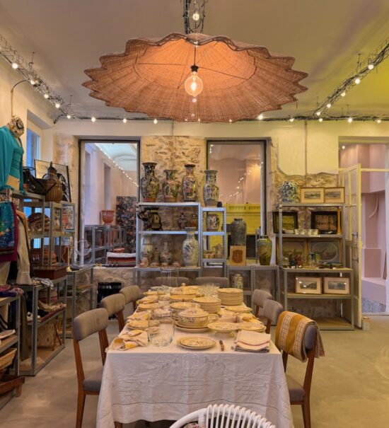 À Marseille, Broc & Echoppe réinvente la brocante : échoppes à louer, pépites vintage à chiner et bientôt ateliers floraux et dîners immersifs. (intérieur)