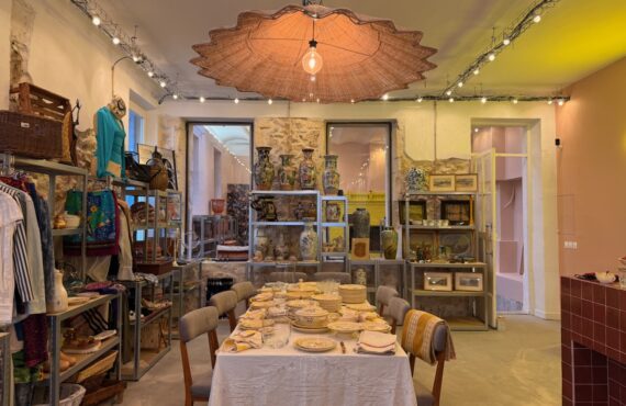 À Marseille, Broc & Echoppe réinvente la brocante : échoppes à louer, pépites vintage à chiner et bientôt ateliers floraux et dîners immersifs. (intérieur)