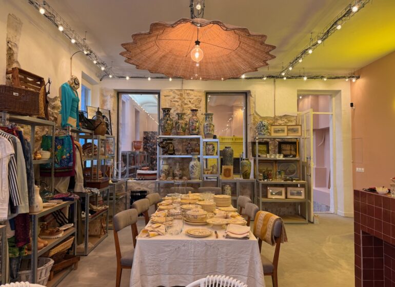 À Marseille, Broc & Echoppe réinvente la brocante : échoppes à louer, pépites vintage à chiner et bientôt ateliers floraux et dîners immersifs. (intérieur)