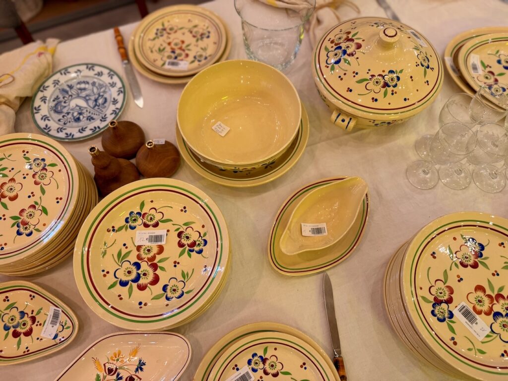 À Marseille, Broc & Echoppe réinvente la brocante : échoppes à louer, pépites vintage à chiner et bientôt ateliers floraux et dîners immersifs. (service)