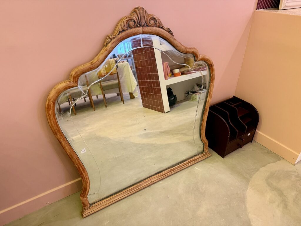 À Marseille, Broc & Echoppe réinvente la brocante : échoppes à louer, pépites vintage à chiner et bientôt ateliers floraux et dîners immersifs. (miroir)