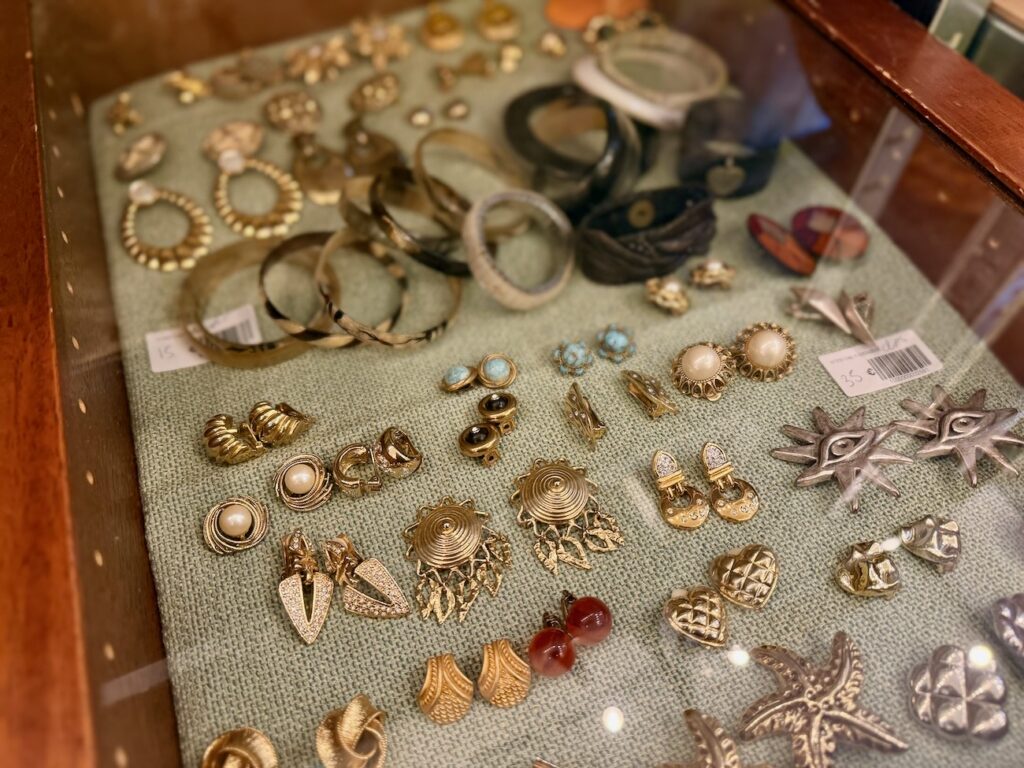 À Marseille, Broc & Echoppe réinvente la brocante : échoppes à louer, pépites vintage à chiner et bientôt ateliers floraux et dîners immersifs. (bijoux)