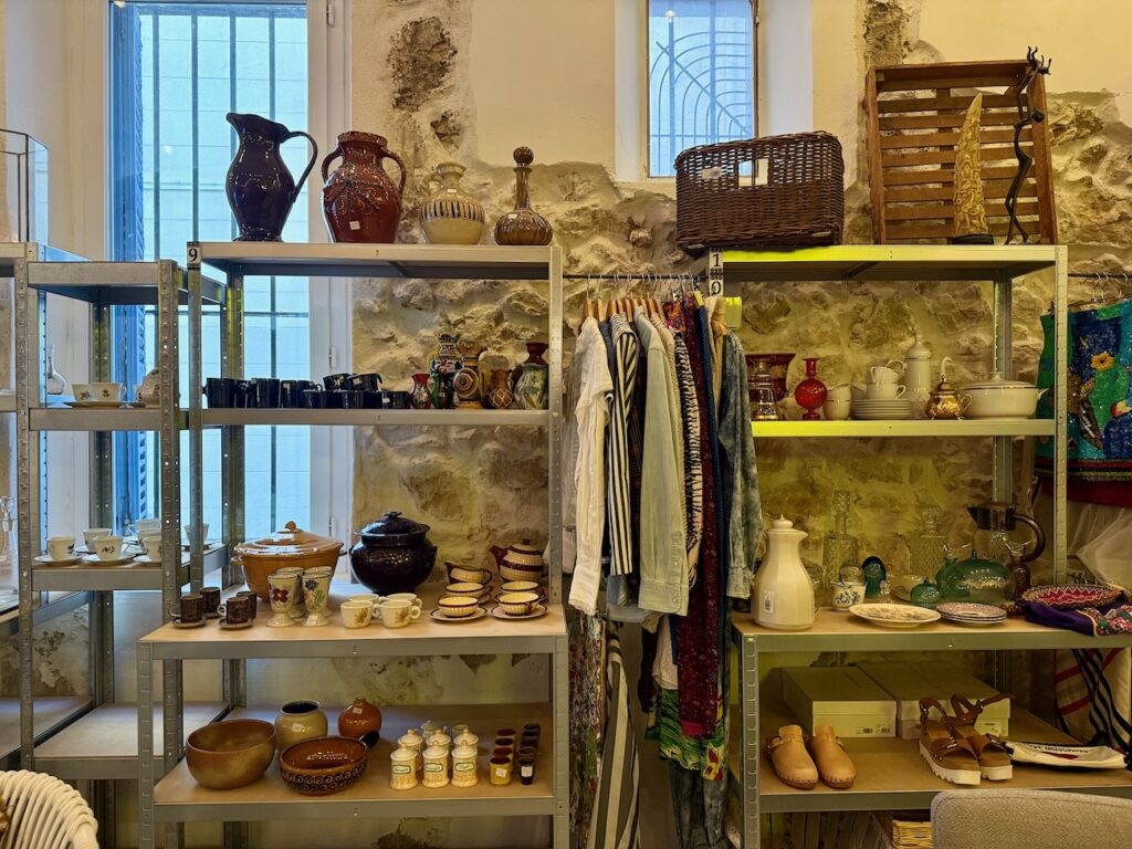 À Marseille, Broc & Echoppe réinvente la brocante : échoppes à louer, pépites vintage à chiner et bientôt ateliers floraux et dîners immersifs. (échoppe)