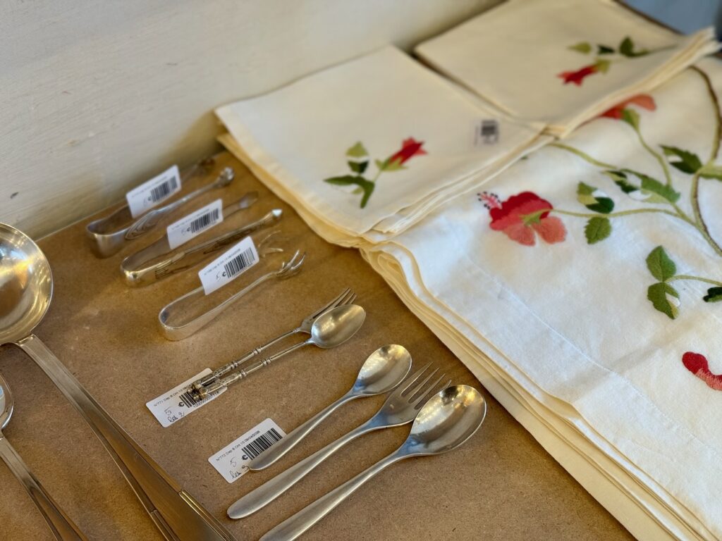 À Marseille, Broc & Echoppe réinvente la brocante : échoppes à louer, pépites vintage à chiner et bientôt ateliers floraux et dîners immersifs. (argenterie)