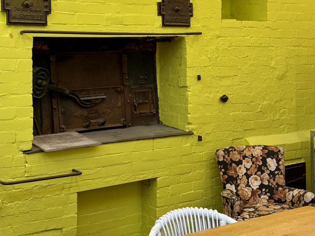 À Marseille, Broc & Echoppe réinvente la brocante : échoppes à louer, pépites vintage à chiner et bientôt ateliers floraux et dîners immersifs. (ancien four)