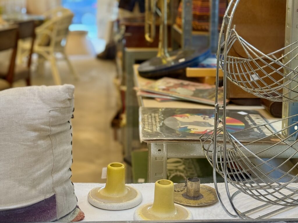 À Marseille, Broc & Echoppe réinvente la brocante : échoppes à louer, pépites vintage à chiner et bientôt ateliers floraux et dîners immersifs. (objets)