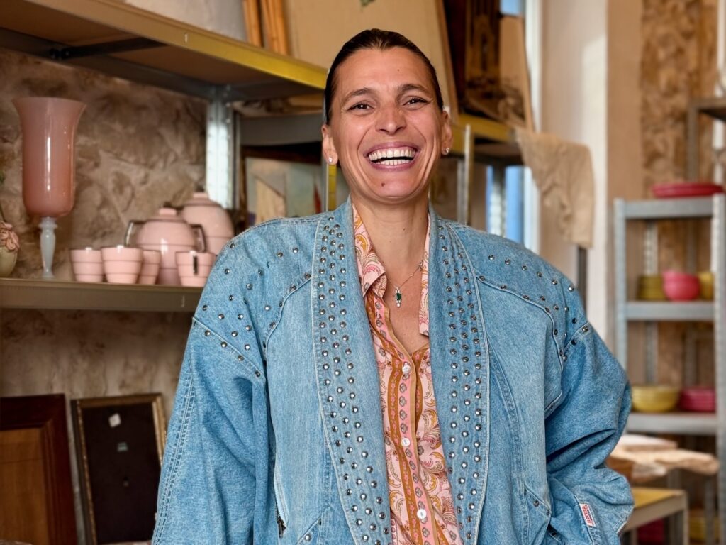 À Marseille, Broc & Echoppe réinvente la brocante : échoppes à louer, pépites vintage à chiner et bientôt ateliers floraux et dîners immersifs. (Anaïs rire)