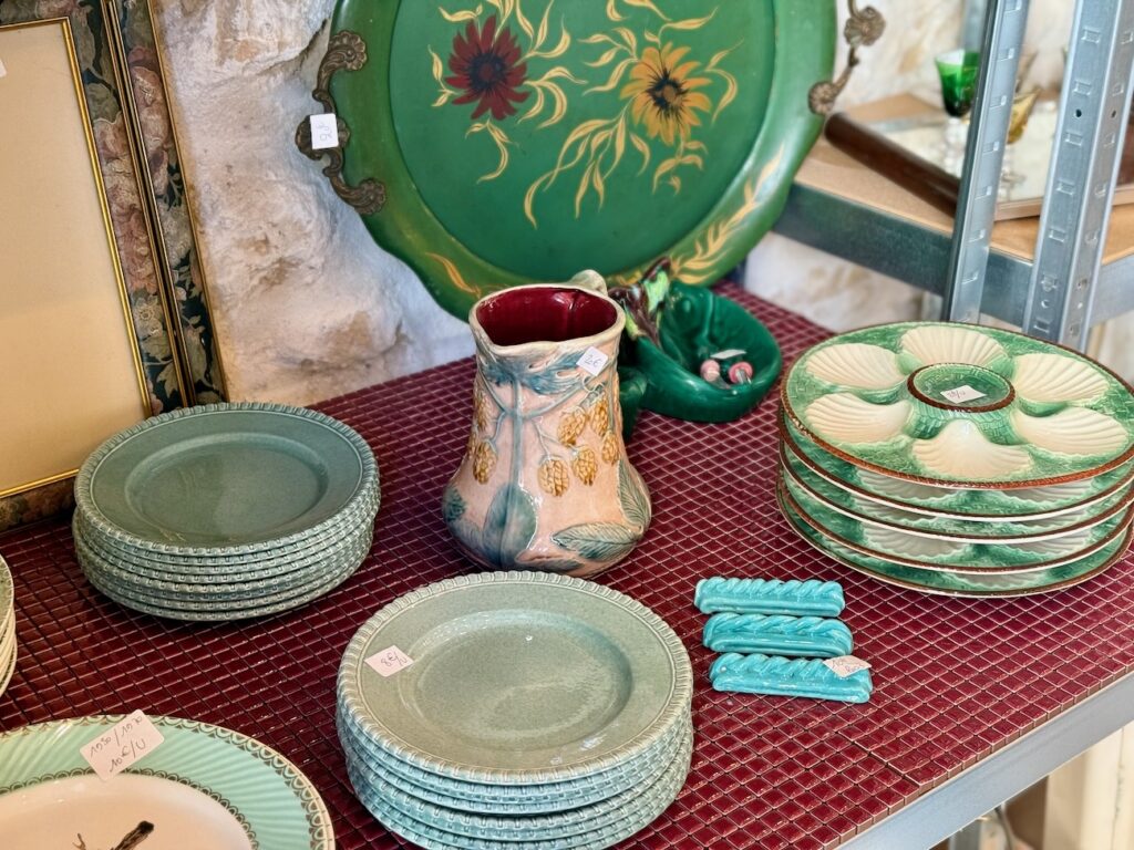 À Marseille, Broc & Echoppe réinvente la brocante : échoppes à louer, pépites vintage à chiner et bientôt ateliers floraux et dîners immersifs. (compo)