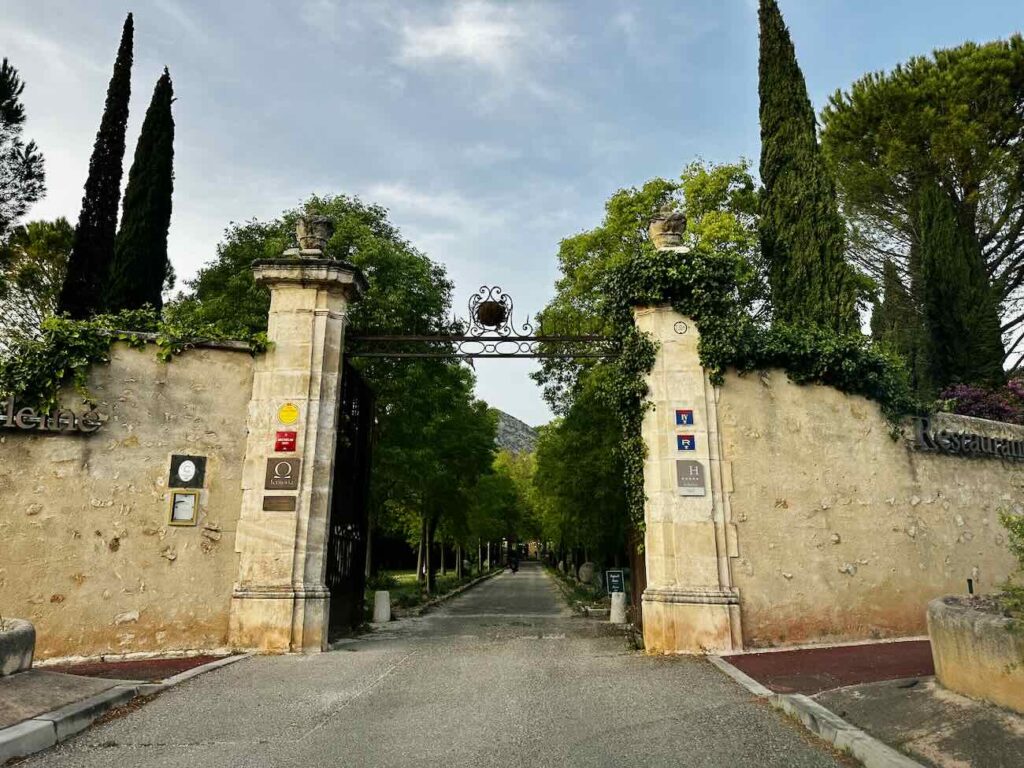 Le Café Magdelaine est un bistrot chic qui se trouve dans l'autre aile de la bastide historique du relais de la Magdelaine à Gemenos, à côté du restaurant gastronomique (entrée)