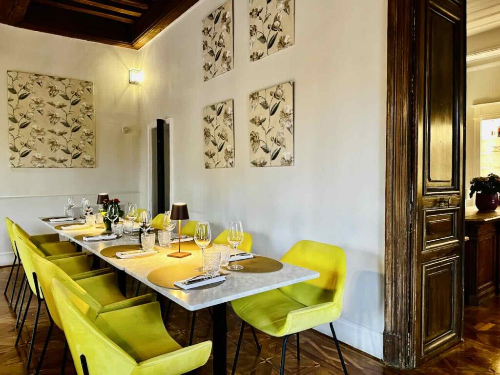 Le Café Magdelaine est un bistrot chic qui se trouve dans l'autre aile de la bastide historique du relais de la Magdelaine à Gemenos, à côté du restaurant gastronomique (Salle à manger)