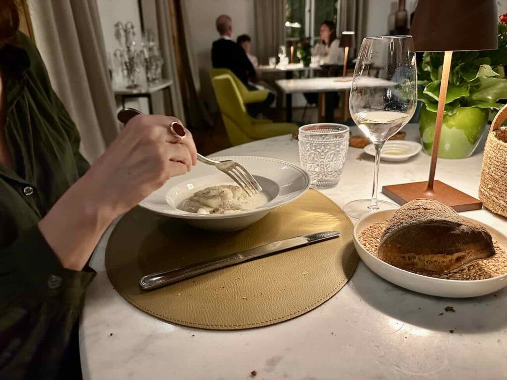 Le Café Magdelaine est un bistrot chic qui se trouve dans l'autre aile de la bastide historique du relais de la Magdelaine à Gemenos, à côté du restaurant gastronomique (poisson)