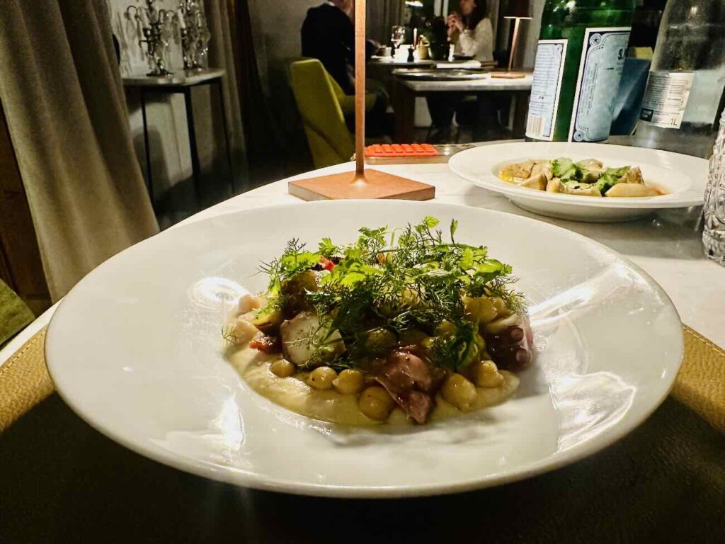 Le Café Magdelaine est un bistrot chic qui se trouve dans l'autre aile de la bastide historique du relais de la Magdelaine à Gemenos, à côté du restaurant gastronomique (salade de poulpe)