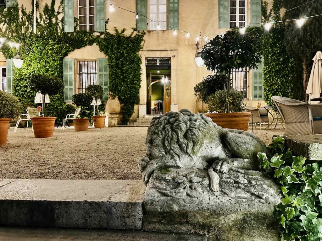 Le Café Magdelaine est un bistrot chic qui se trouve dans l'autre aile de la bastide historique du relais de la Magdelaine à Gemenos, à côté du restaurant gastronomique (exterieur)