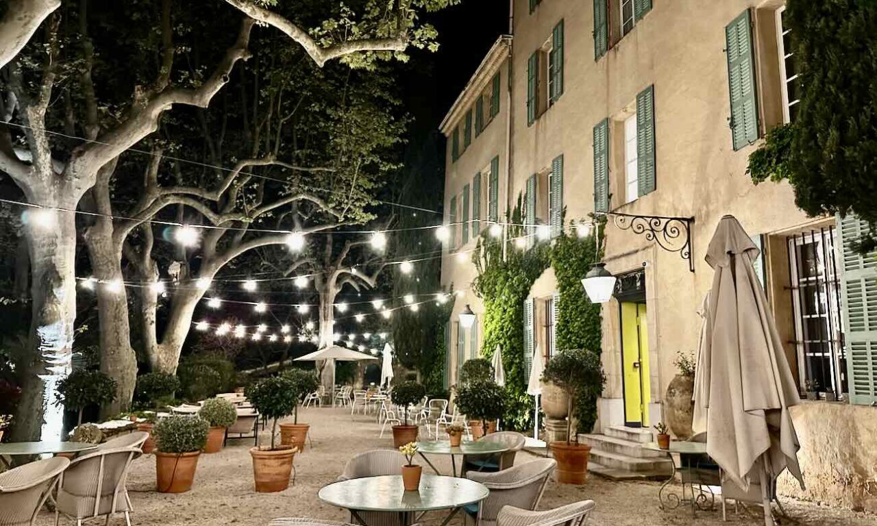 Le Café Magdelaine est un bistrot chic qui se trouve dans l'autre aile de la bastide historique du relais de la Magdelaine à Gemenos, à côté du restaurant gastronomique (terrasse)