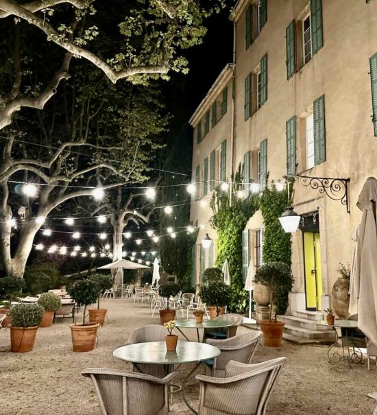 Le Café Magdelaine est un bistrot chic qui se trouve dans l'autre aile de la bastide historique du relais de la Magdelaine à Gemenos, à côté du restaurant gastronomique (terrasse)