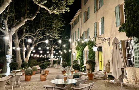 Le Café Magdelaine est un bistrot chic qui se trouve dans l'autre aile de la bastide historique du relais de la Magdelaine à Gemenos, à côté du restaurant gastronomique (terrasse)