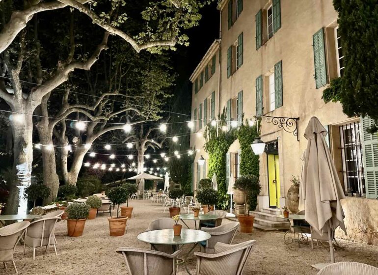 Le Café Magdelaine est un bistrot chic qui se trouve dans l'autre aile de la bastide historique du relais de la Magdelaine à Gemenos, à côté du restaurant gastronomique (terrasse)