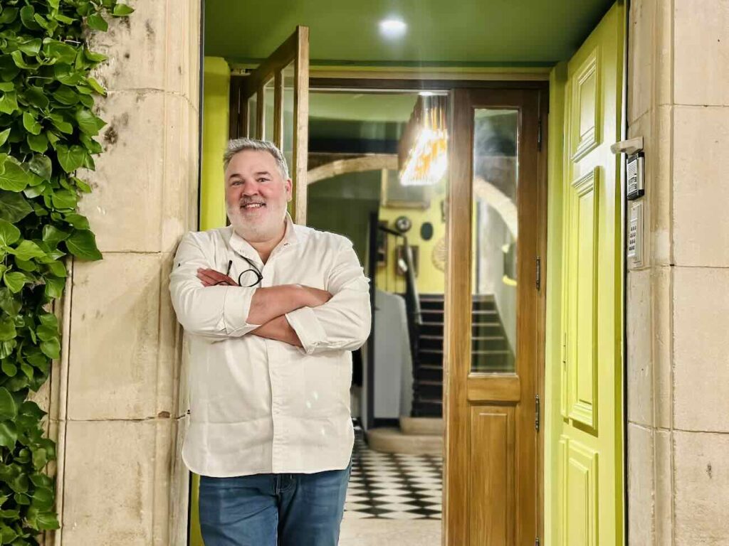 Le Café Magdelaine est un bistrot chic qui se trouve dans l'autre aile de la bastide historique du relais de la Magdelaine à Gemenos, à côté du restaurant gastronomique (Matthias Dandine)