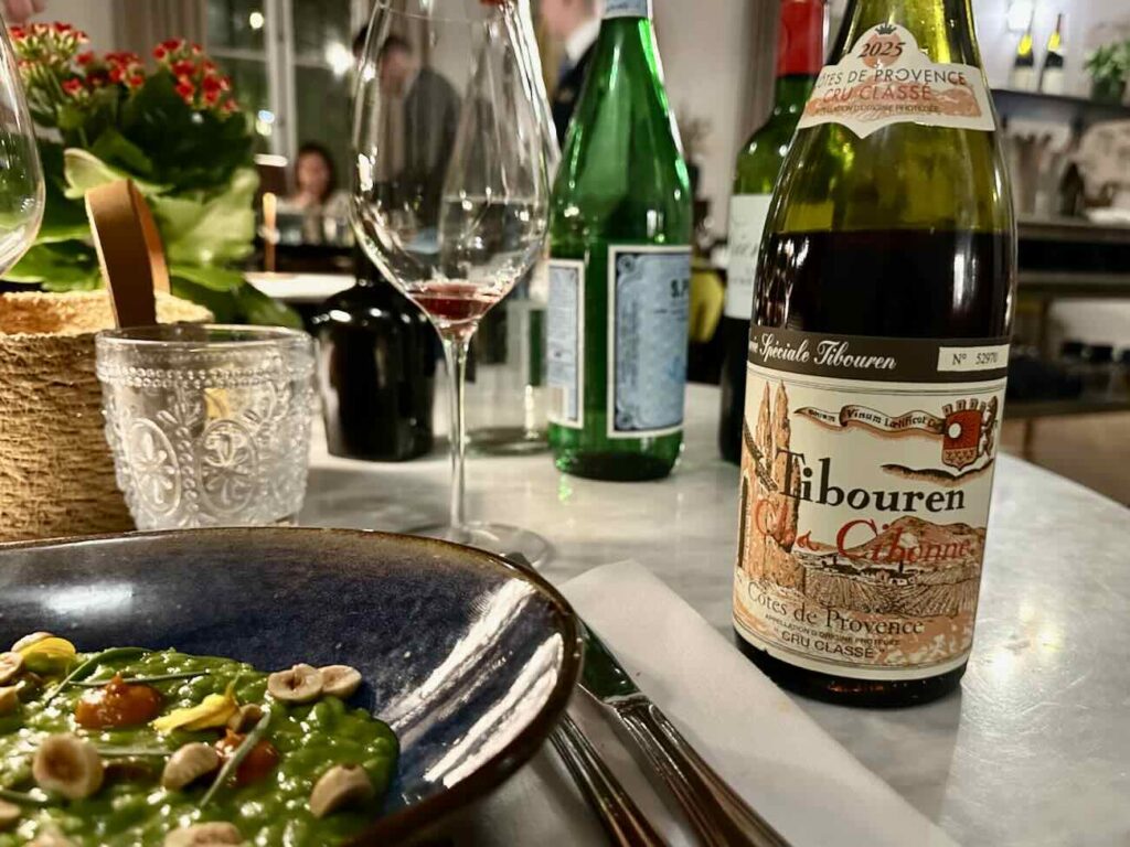 Le Café Magdelaine est un bistrot chic qui se trouve dans l'autre aile de la bastide historique du relais de la Magdelaine à Gemenos, à côté du restaurant gastronomique (vin)