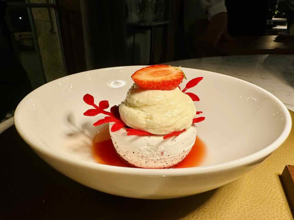 Le Café Magdelaine est un bistrot chic qui se trouve dans l'autre aile de la bastide historique du relais de la Magdelaine à Gemenos, à côté du restaurant gastronomique (risotto)