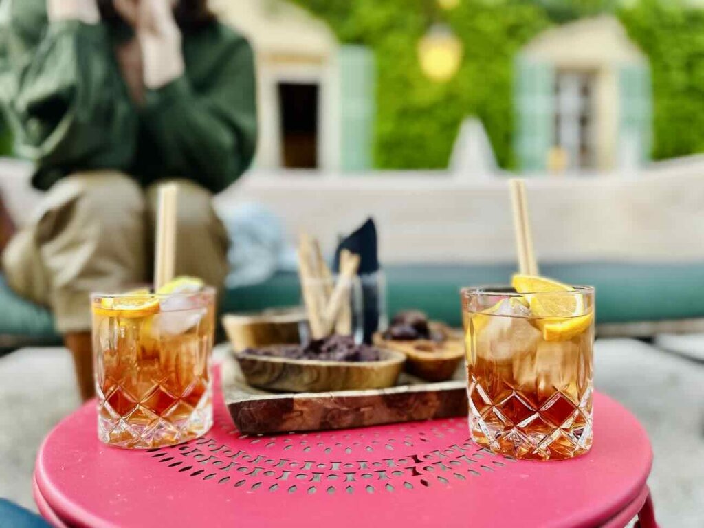 Le Café Magdelaine est un bistrot chic qui se trouve dans l'autre aile de la bastide historique du relais de la Magdelaine à Gemenos, à côté du restaurant gastronomique (cocktails)