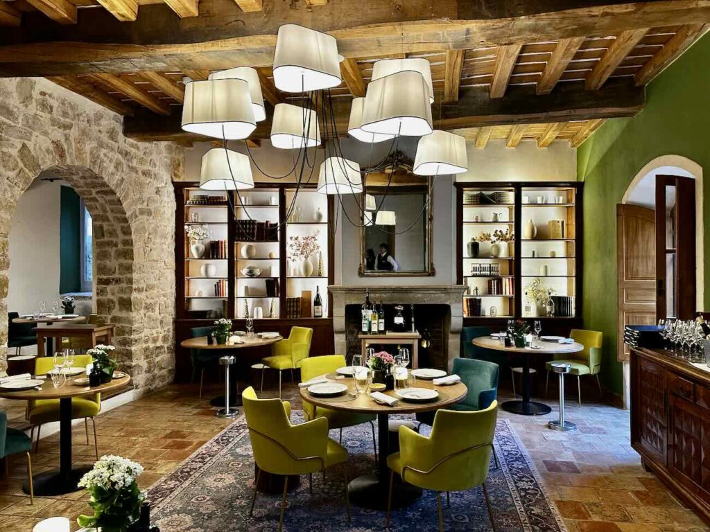 Le Café Magdelaine est un bistrot chic qui se trouve dans l'autre aile de la bastide historique du relais de la Magdelaine à Gemenos, à côté du restaurant gastronomique (salle gastro)