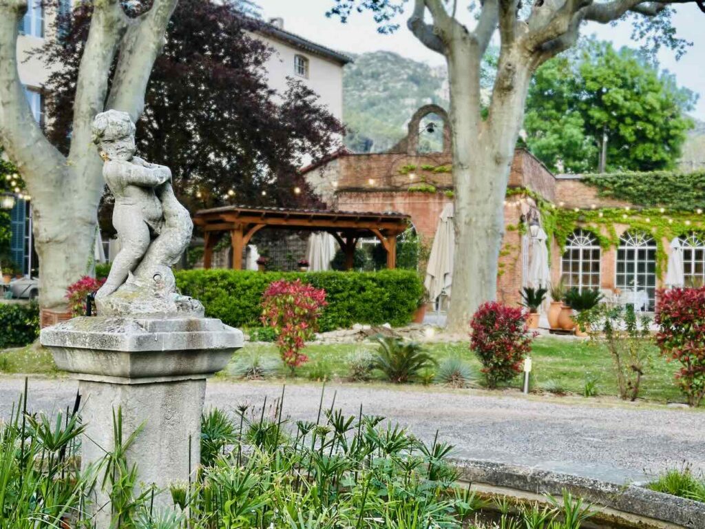 Le Café Magdelaine est un bistrot chic qui se trouve dans l'autre aile de la bastide historique du relais de la Magdelaine à Gemenos, à côté du restaurant gastronomique (fontaine)