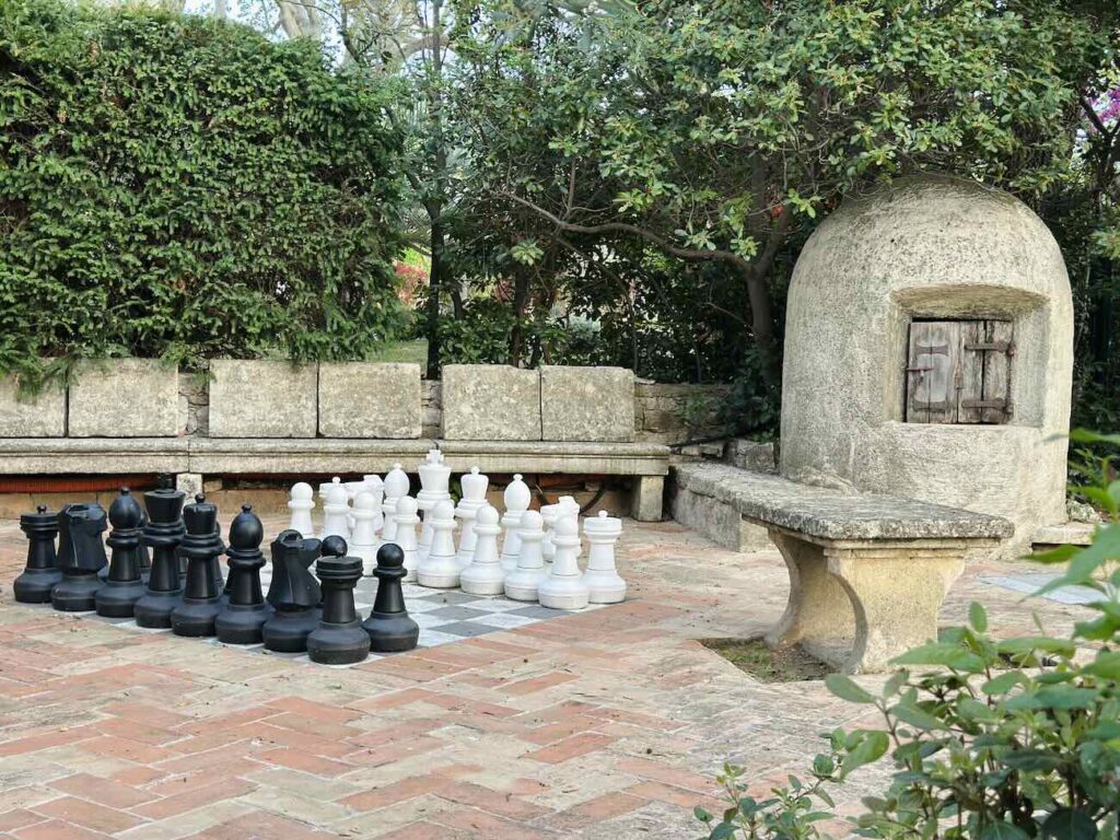 Le Café Magdelaine est un bistrot chic qui se trouve dans l'autre aile de la bastide historique du relais de la Magdelaine à Gemenos, à côté du restaurant gastronomique (jeu echec)