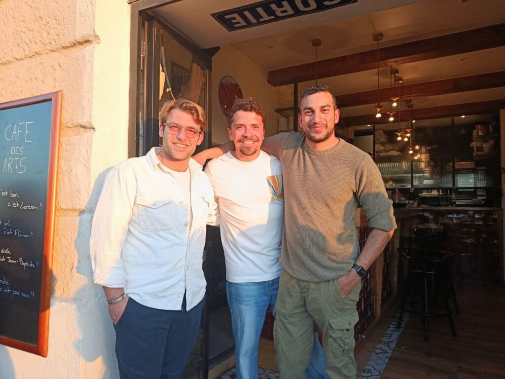 Sur le Vieux-Port, le Café des Arts est un lieu de vie - et de bonne humeur - où l'on s'attable pour un verre au soleil ou une assiette soignée faite de produits bien sourcés (équipe)