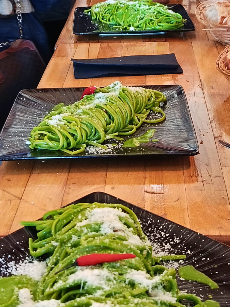 Sur le Vieux-Port, le Café des Arts est un lieu de vie - et de bonne humeur - où l'on s'attable pour un verre au soleil ou une assiette soignée faite de produits bien sourcés (pâtes)